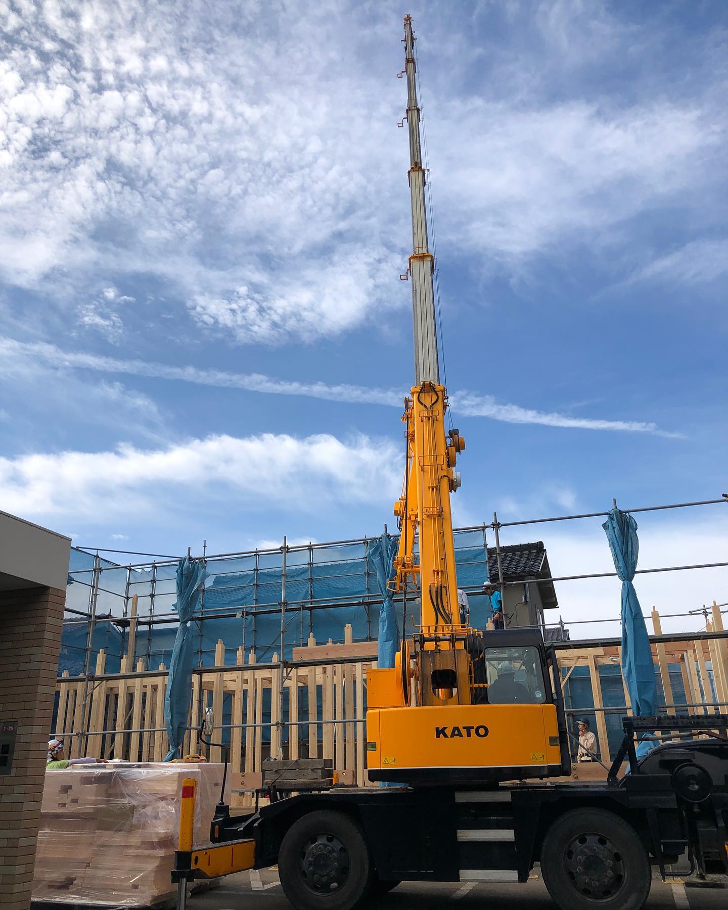 金沢市泉野町のアイリス歯科クリニックです。

今日は医院建て替えの上棟式を執り行いました。(むねあげ、たちまえ　とも言うそうです。)

天気に恵まれてひと安心です。
頑張っていただいている大工さん達の安全と健康を願って挨拶させていただきました😌

大工さんの皆さんの手際の良さ・チームワーク、とても素晴らしく、学ぶべきことが多く、しばらく見惚れてしまいました😄✨

最近では、社会の中で仕事の姿を見る機会があまり無いので、なかなかお目にかかれない光景ですが、世の中の多くのお子さん達にも見てもらいたいなと思いました。
一生懸命働く姿に感動しました🥹
明日は天気崩れるようですが、これからもよろしくお願いします🙇&zwj;♂️

☆☆☆☆☆☆☆☆☆☆☆☆

アイリス歯科クリニックは11月中に建て替え完了の予定です💡
建て替えに伴い、スタッフの募集をしております😁
受付1名、歯科衛生士2名の募集をしております☺️

ご興味のある方はアイリス歯科クリニックまでご連絡ください☎️
076-205-6614
が医院電話番号になります。
相談や見学から対応しますので、お気軽にご連絡ください😊🙏

#アイリス歯科クリニック金沢 
#歯科衛生士募集 
#歯科衛生士 
#歯科医師 
#トランセントホワイトニング 
#A-dcs