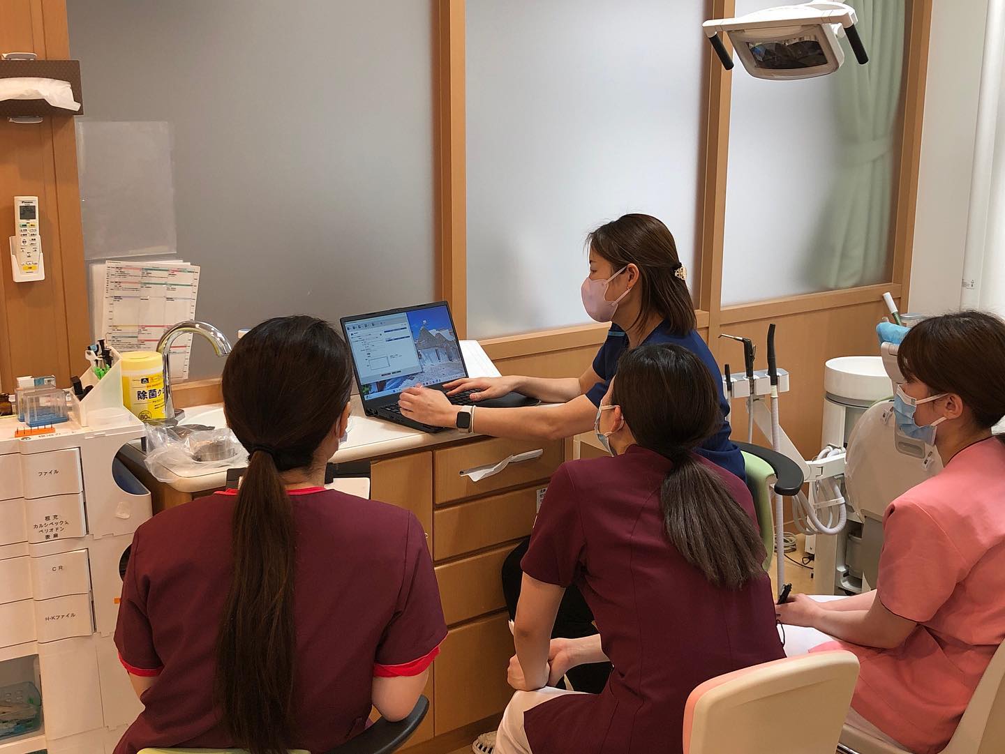 昨日は、歯科衛生士の前田先生に予防歯科について教えていただきました。

子供の歯を守るための「小児の唾液検査」について、そして、歯周病のリスク管理のための「OHIS」というツールの使い方を学びました🖥️
患者さんの不安を解消し、お子さんの未来の健康、成長のために一歩ずつ成長しています。

前田先生には1年以上、2〜3ヶ月に1回研修をしていただき、本当にお世話になっております😌

これからもみんなで少しずつ成長していきましょう！

☆☆☆☆☆☆☆☆☆☆☆☆☆

アイリス歯科クリニックは11月中に建て替え完了の予定です💡
建て替えに伴い、スタッフの募集をしております😁
受付1名、歯科衛生士2名を募集しております。

ご興味のある方はアイリス歯科クリニックまでご連絡ください☎️
076-205-6614
が医院電話番号になります。
相談や見学から対応しますので、お気軽にご連絡ください😊🙏

#アイリス歯科クリニック金沢 
#歯科医院
#歯科衛生士
#歯科医院求人募集
#歯科衛生士求人 
#歯科衛生士をみんなで盛り上げよう