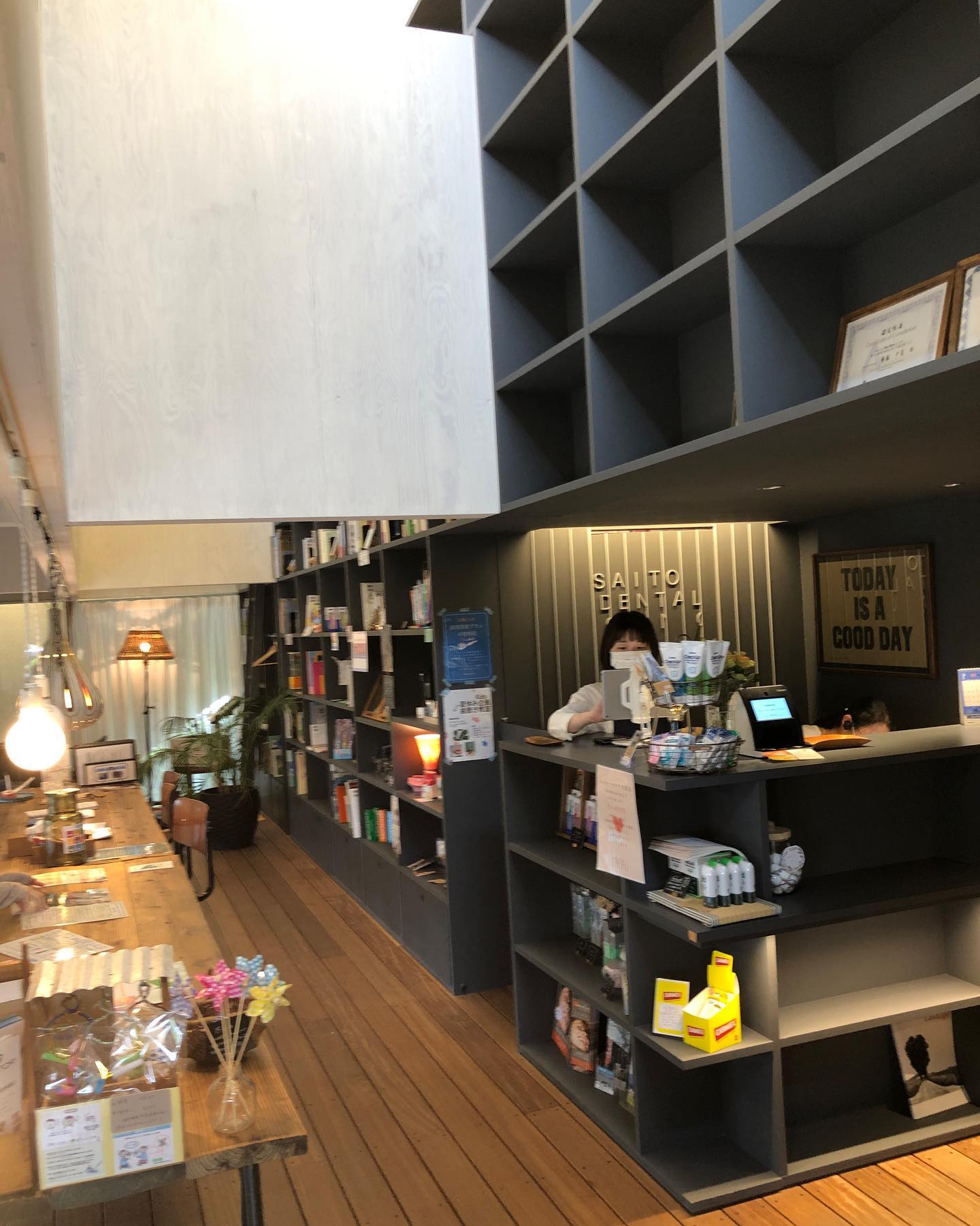 カフェのような待合室☕️

管理栄養士さんが作る低糖質スイーツやプロテインドリンク🧁

小さなお子さんも安心して預けられる託児施設と食育環境🤱🏻

さらには、スポーツジムのような新しい棟も思案中とのこと🏃&zwj;♀️

どれもこれも、僕が実現したいと頭の中で思い描いていたものが、ギュッとつまり、具現化された空間でした😌

新しい歯科医院を少しでもこんな風にできたらと、とても素敵な刺激をいただきました✨✨

☆☆☆☆☆☆☆☆☆☆☆☆

薬剤なしのトランセントフラッシュホワイトニング

[薬剤ホワイトニングは妊娠、授乳中、小児には不可です。]

既存のアルティメットホワイトニング2Xを超越した新ホワイトニング

妊娠中、授乳中でも安心🤱🏻
キッズも大歓迎✨

小さいお子さんの歯のようにピュアな白さを実感できます
歯の裏面までツルツルで気持ちも晴れやか

大切な天然の歯を傷つけず、ダメージを与えない。安心・安全のホワイトニング

健康的かつ輝く美しい口元へ
「健康と美の融合」を理念としたホワイトニングシステムです

アルティメットホワイトニング
トランセントホワイトニング
北陸初導入

国内認証医療機器
最新Ver.coolbrightエックスリミット使用

🍀🍀🍀アイリス歯科クリニックの特徴
輝く笑顔と健康的な口元をお守りすることを使命としています😊
むし歯や歯周病の予防に全力を尽くしています🦷✨

石川県金沢市泉野町の歯医者さん
アイリス歯科クリニック
お問い合わせ番号076-205-6614
24時間ネットでのご予約　https://iris-dental.com/whitening/可能です

#薬剤なしのトランセントホワイトニング
#トランセントフラッシュホワイトニング
#アルティメットホワイトニング　
#砂糖不使用デンタルスイーツ
#砂糖不使用キッズスイーツ
#シュガーフリー
#グルテンフリー
#カリエスフリー
#saitosika1980
#スマイル
#アンチエイジング
#ダイエット
#ミスコン
#オシャレ
#ホワイトニング
#コスメ
#STORY
#Domani
＃キャリアウーマン
#白い歯
#結婚式
#オーガニック
#ママ友
#美肌
#ママファッション
#キッズモデル
#金沢タレント
#オフィスホワイトニング
#金沢アイリス歯科クリニック