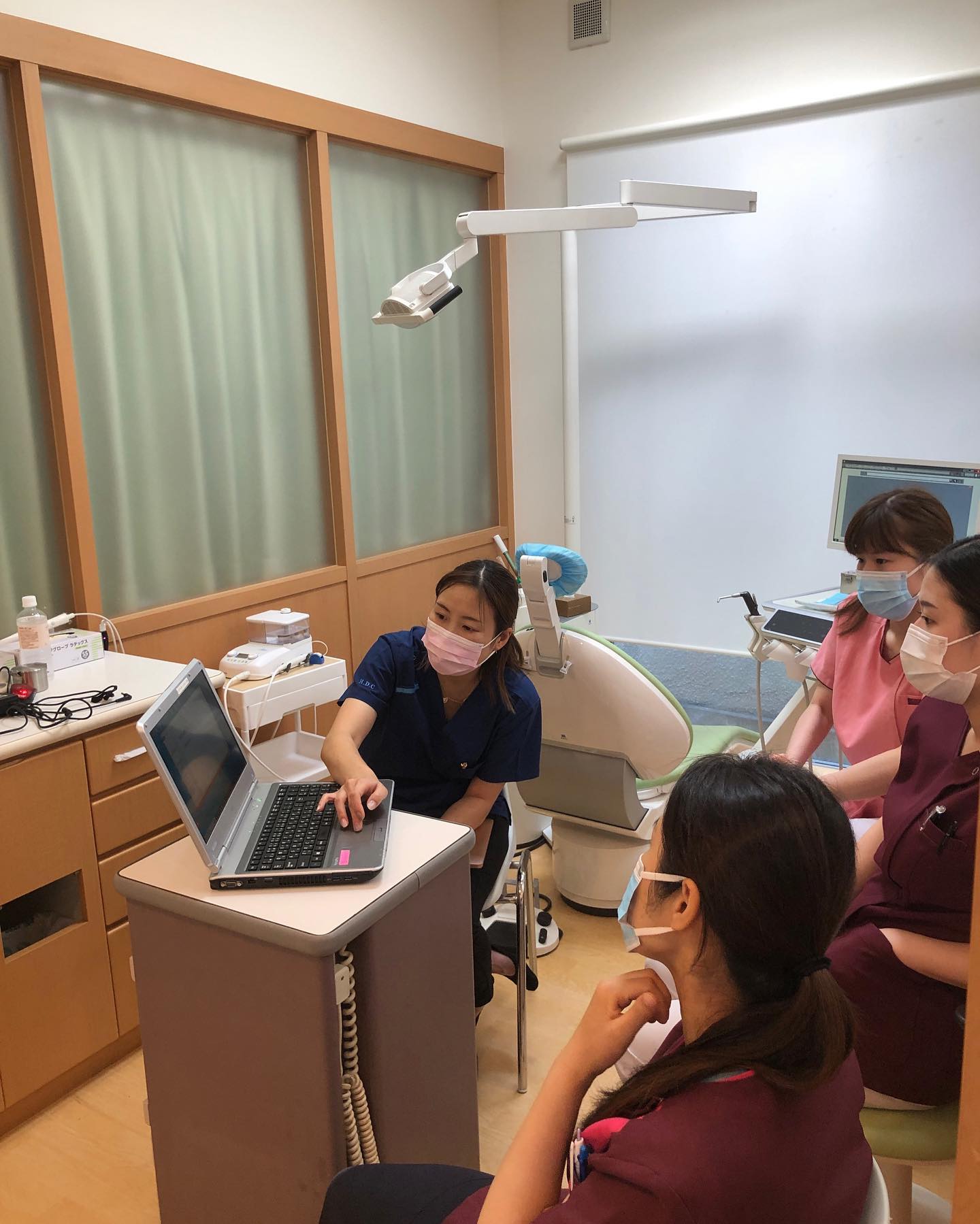 こんにちは。
アイリス歯科クリニックです。

昨日はフリーランスの歯科衛生士の前田さんに来ていただき、研修をしていただきました😄

定期的に診療時間を使って、研修してもらい、かれこれ1年半ほど継続して勉強させていただいています🥹

しっかりと予防歯科に取り組むため、MTMのスキルのみだけでなく、概念や考え方をイチから教えていただき、少しずつですが、確実に成長させていただいており、感謝でいっぱいです☺️✨

スタッフのみんなも付いて来てくれて本当に感謝です😃いつもありがとう😌

これからも頑張っていきましょう‼️

アイリス歯科クリニックは11月中に建て替え完了の予定です💡
建て替えに伴い、スタッフの募集をしております😁
現在、歯科衛生士2名の募集をしております☺️

ご興味のある方はアイリス歯科クリニックまでご連絡ください☎️
076-205-6614
が医院電話番号になります。
相談や見学から対応しますので、お気軽にご連絡ください😊🙏

#歯科衛生士
#歯科衛生士募集中 
#金沢

#求人

#アイリス歯科クリニック金沢
#予防歯科
#美容医療

#トランセントホワイトニング